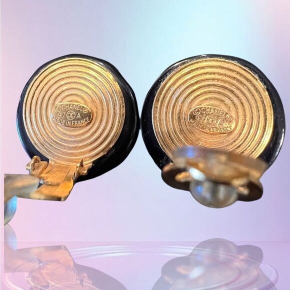 Pre-Owned
CHANEL Pre-Owned
1997 CC button clip-on earrings - Picture 3 of 5